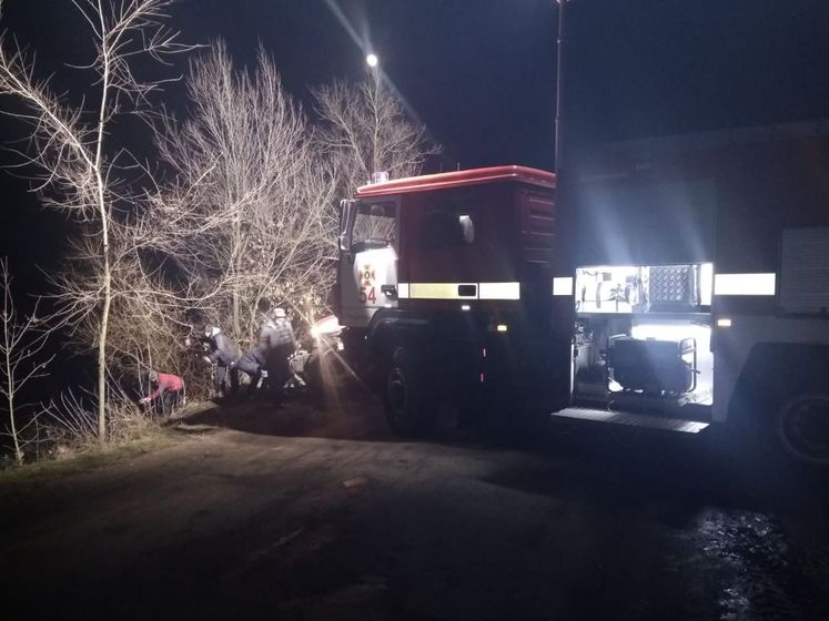 Спасатели извлекли из водоема в Днепропетровской области авто с четырьмя телами