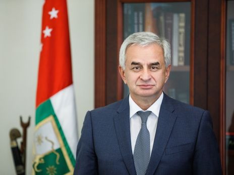 ﻿Президент Абхазії подав у відставку, для врегулювання ситуації до Сухумі прибув Сурков