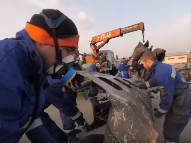 Украинские спасатели обнародовали видео с места поиска и сортировки обломков украинского самолета в Иране. Видео