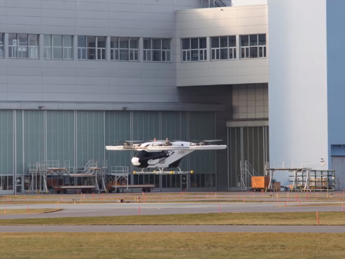 ﻿Аеротаксі від Airbus здійснило перший політ без страхувальних канатів. Відео