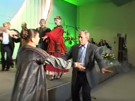 Кремль опубликовал видео с танцем Путина и Буша-младшего