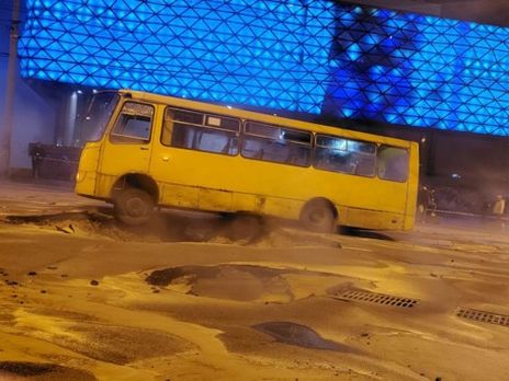 Прорыв трубы у Ocean Plaza в Киеве. Половину поврежденного участка заменили