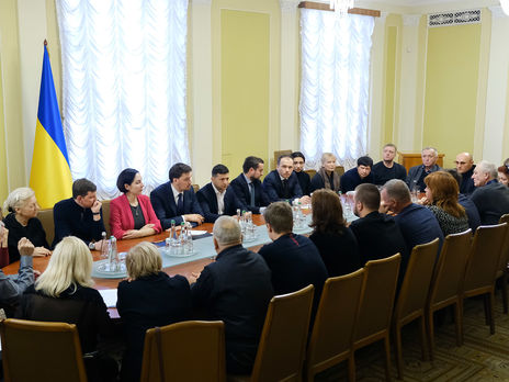 ﻿Зеленський зустрівся з родичами українців, загиблих в авіакатастрофі в Ірані