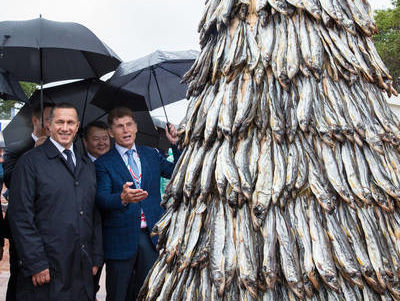 Во Владивостоке в день открытия экономического форума поставили елку из сушеной рыбы