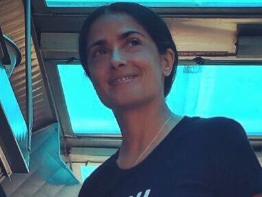 50-летняя Хайек опубликовала фото в купальнике на надувном лебеде