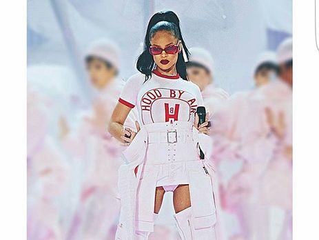 Рианна сделала татуировку в вида акулы на ноге