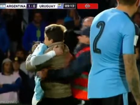 Выбежавший на поле болельщик поцеловал ногу Месси. Видео
