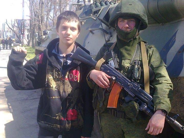 Волонтер Дейнега: Один из студентов, кидавших торт в замминистра, фотографировался в Крыму с "зелеными человечками"