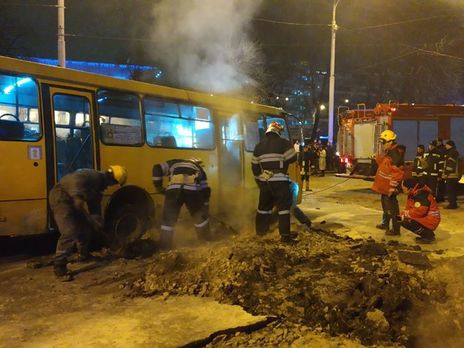 Прорыв трубы у Ocean Plaza в Киеве. Повреждения ликвидировали