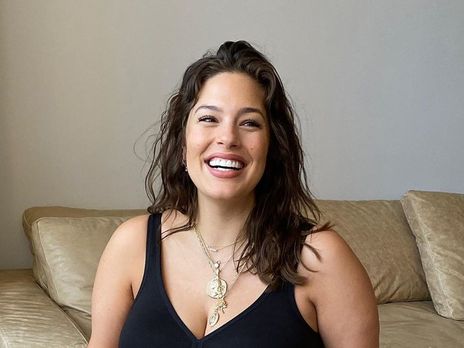 Беременная plus size модель Грэм на позднем сроке показала голое тело