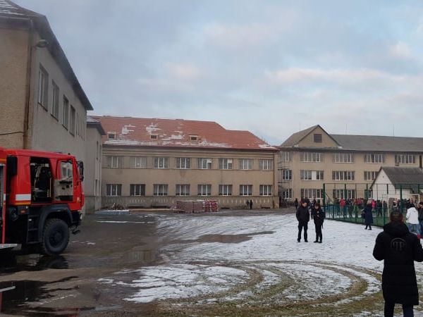 ﻿У Закарпатській області сталася пожежа у школі, евакуювали 177 учнів