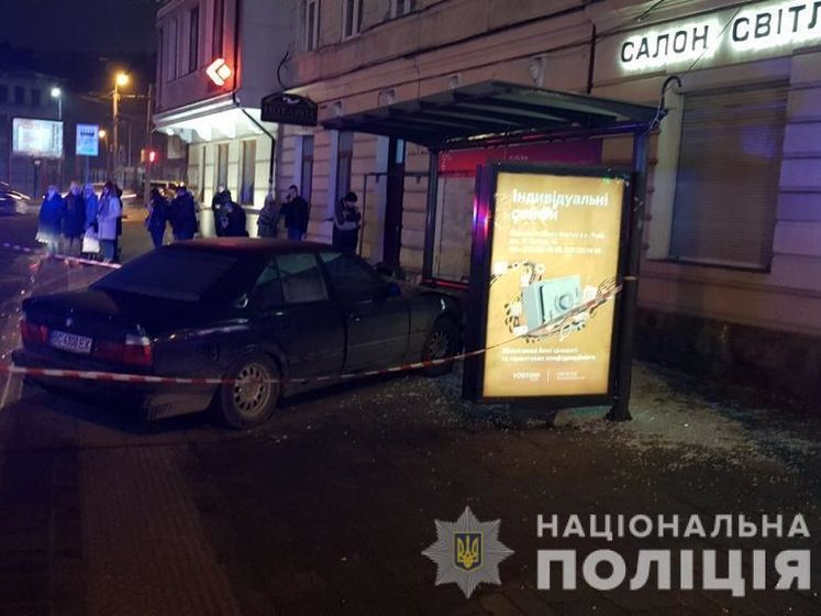 ﻿У Львові водій BMW без прав в'їхав у зупинку транспорту і травмував жінку – поліція