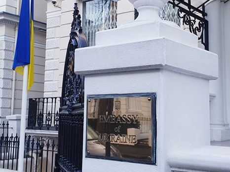 Посольство Украины заявило, что Лондон не дал "четкого ответа" на вопрос о трезубце в пособии по борьбе с экстремизмом