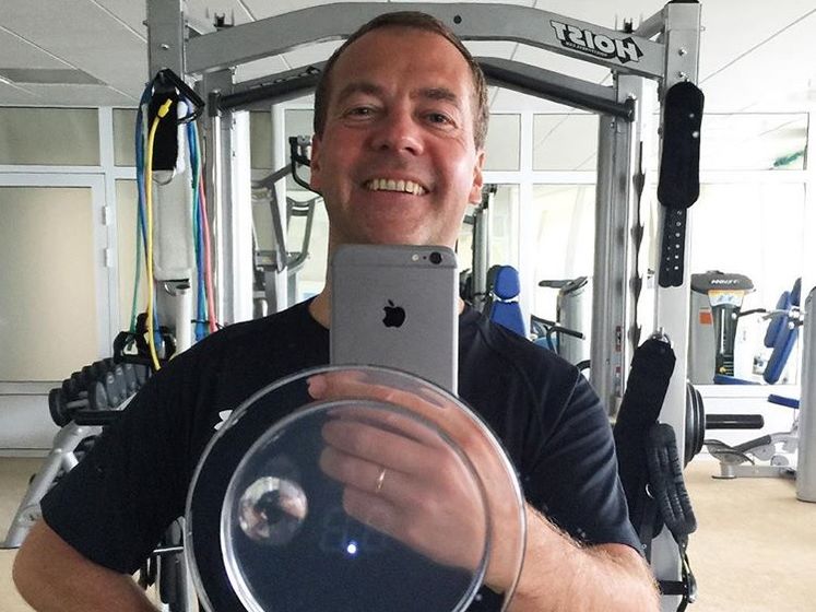 Медведев в Instagram убрал подписку на правительство РФ