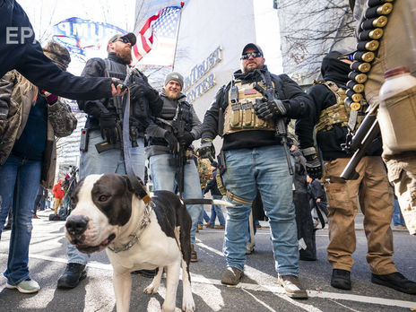 В США тысячи вооруженных людей пришли на акцию протеста. Фоторепортаж
