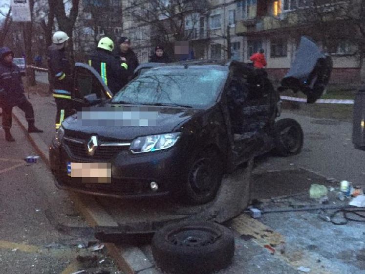 В Киеве водитель Renault‎ въехал в остановку, один погибший, двое травмированных