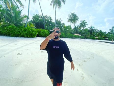 Monatik сравнил жену на пляжном снимке с Венерой