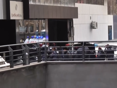 ﻿У Єревані озброєний чоловік захопив заручника в готелі