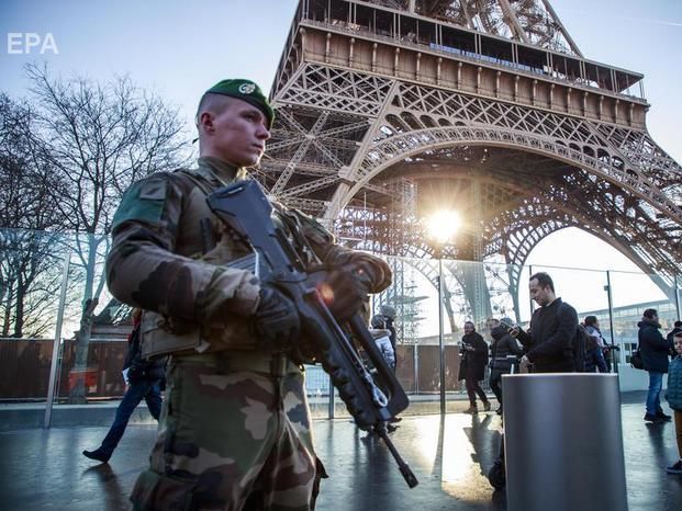 ﻿Ейфелеву вежу закрили для відвідувачів через страйк у Парижі
