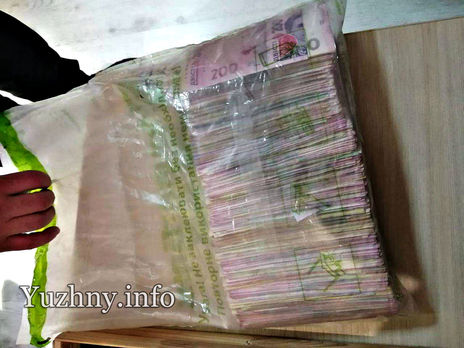 В Одесской области мужчина принес в банк 200 тыс. грн, потерянных инкассаторами – СМИ