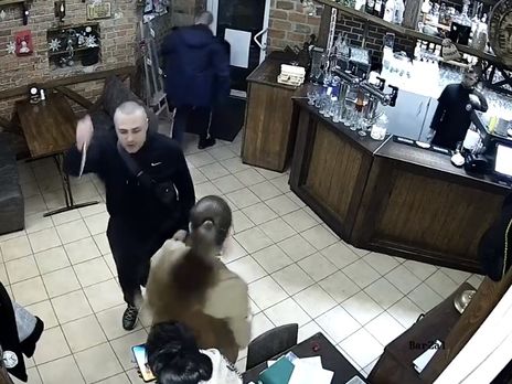 В пабе в Полтаве посетитель бросался с ножом на официантку, его арестовали на два месяца