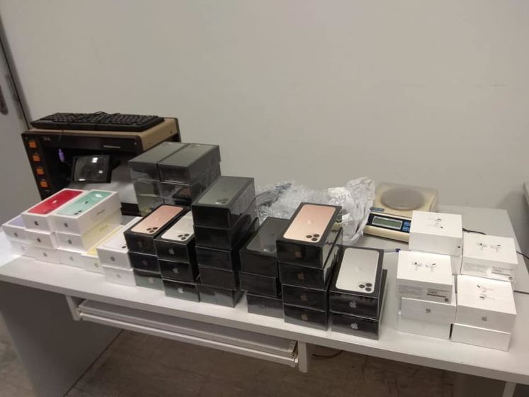 В забытом багаже в Борисполе таможенники нашли 113 iPhone и 71 комплект наушников AirPods Pro