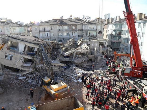 Землетрясение в Турции. Подтверждена гибель 38 человек