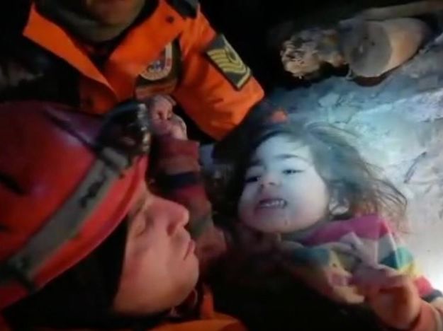  В Турции спасатели достали из-под завалов мать с двухлетним ребенком