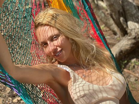 ﻿Полякова поділилася пляжним знімком поцілунку з дочкою 