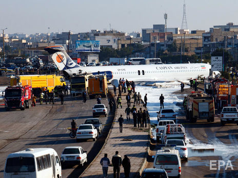 ﻿В Ірані пасажирський літак після приземлення викотився на шосе