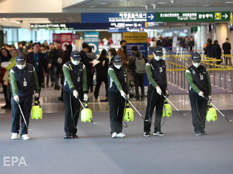 21 января. Сотрудники карантинной службы в рамках борьбы с распространением коронавируса распыляют дезинфектант в аэропорту Инчхон, Южная Корея