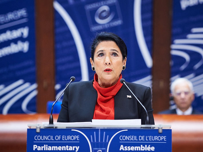 ﻿Президентка Грузії, виступаючи в ПАРЄ, ухилилася від відповіді на запитання про нові санкції проти РФ
