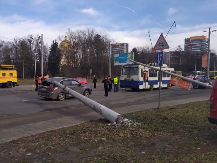 ﻿У Львові дві електроопори одна за одною впали на тролейбус і автомобіль