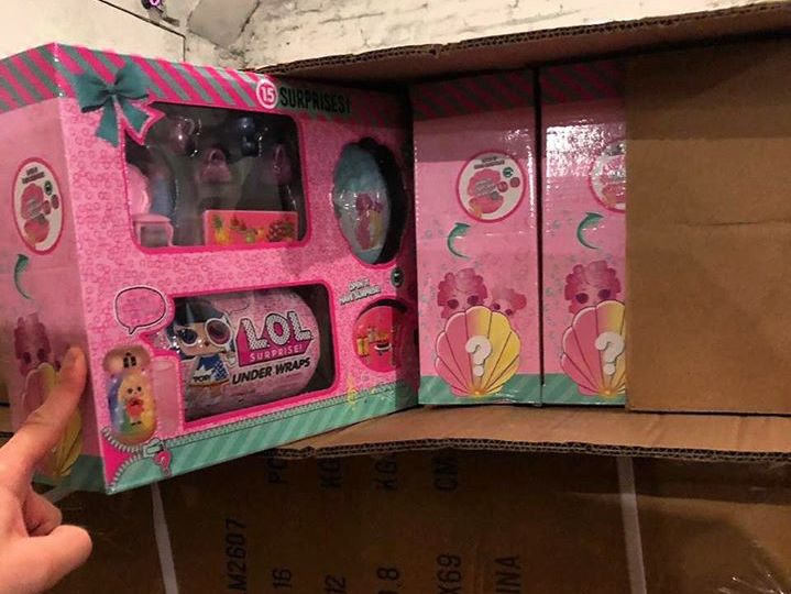 Зеленский поручил передать более 23 тонн нерастаможенных игрушек детским домам и детям украинских военных