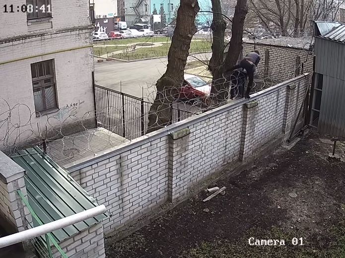 Экс-нардеп Черновол перелезла через забор Госбюро расследований. Видео