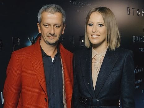 Богомолов показал крупным планом обручальное кольцо на фото с Собчак