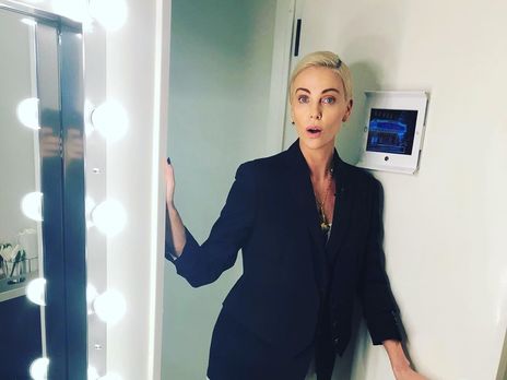 Терон показала лицо без макияжа