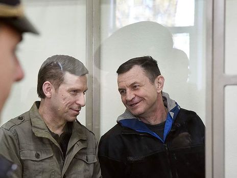 4 квітня 2019 року Дудку (праворуч) та Олексія Бессарабова засудили до 14 років в'язниці