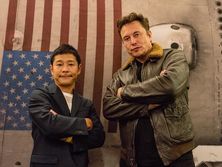 Миллиардер Юсаку Маэдзава (слева) больше не ищет спутницу для путешествия на Луну