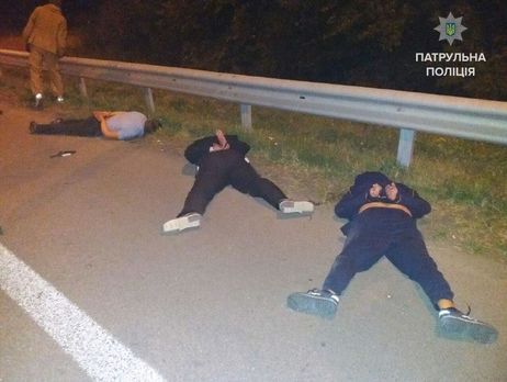 В Ровенской области патрульные совместно со спецназовцами задержали подозреваемых в серии грабежей