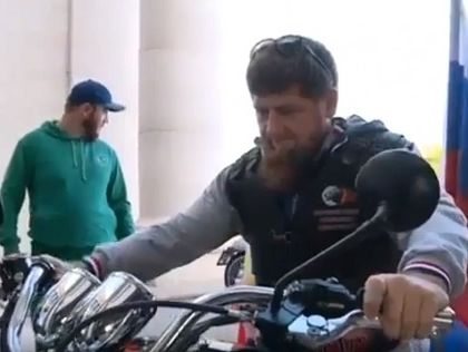 Кадырова уличили в нарушении ПДД во время мотопробега с "Ночными волками". Видео