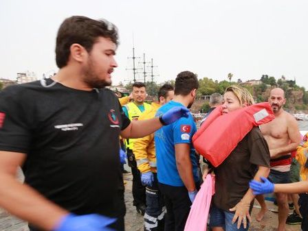 У берегов Анталии перевернулось туристическое судно