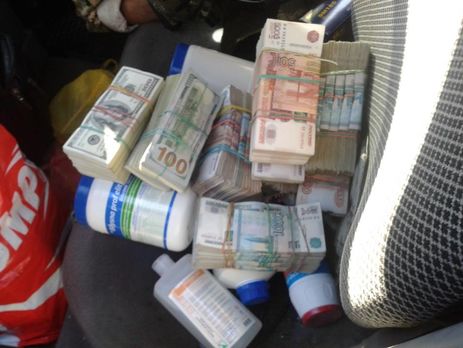 Пресс-центр АТО: Украинец пытался тайно провезти на оккупированную территорию 10 млн руб. и $100 тыс.