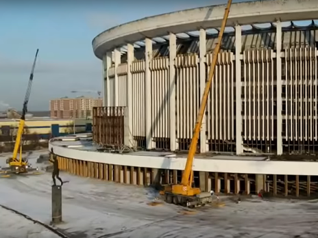 ﻿Трагедія у прямому ефірі. У Санкт-Петербурзі обвалився дах спорткомплексу, на якому були люди