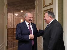 На встрече с Помпео Лукашенко пошутил о диктатуре в Беларуси. Видео