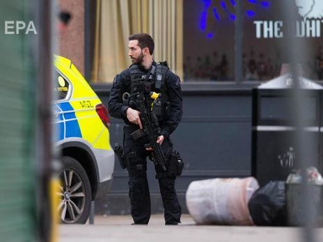 В Лондоне неизвестный напал на прохожих с ножом. Полиция считает инцидент терактом