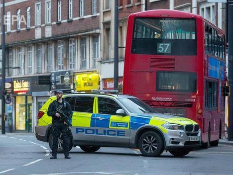 В Лондоне застрелили мужчину, напавшего на прохожих с ножом. Фоторепортаж