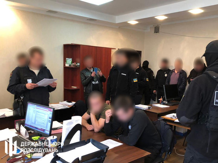 Угрожали расправой, били дубинкой. В Одессе двух полицейских отстранили от должностей из-за подозрения в избиении человека