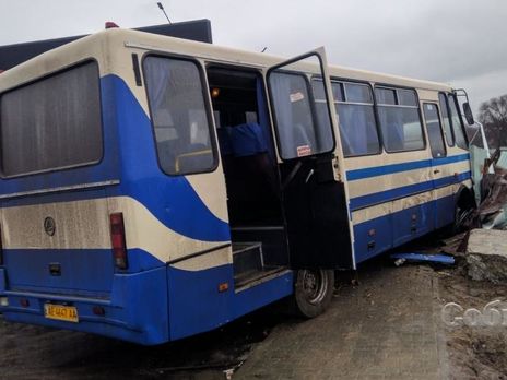 Школьный автобус с детьми врезался в забор в Днепропетровской области