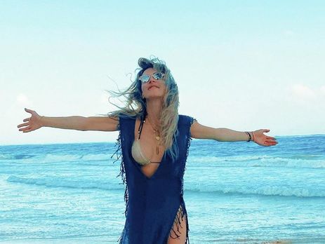 Loboda застыла на пляже в странной позе